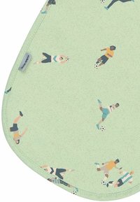 Zelený zakrivený povrch s hravým futbalovým vzorom zobrazujúcim štýlizované postavy hrajúce futbal, rôzne oblečenie a rozličné pozície.