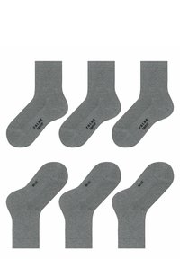 Set di sei calzini grigi in cotone con polsini a coste, talloni rinforzati e texture liscia. Ogni calzino presenta un marchio stampato in nero sulla suola.