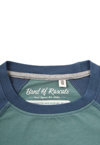Bio-Baumwoll-T-Shirt mit grünem Körper, blauen Raglanärmeln und grauem Kragen. Mit einem Etikett, das Marken- und Größeninformationen enthält.