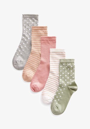 Cinq paires de chaussettes en coton, présentant divers motifs : gris avec des pois blancs, rayures pêches, rose uni, blanc avec des rayures roses et vert avec des pois blancs.
