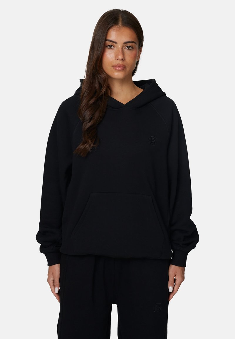 Zwarte hoodie met een voorkantzak, raglanmouwen en een subtiel logo. De stof lijkt zacht met een relaxte pasvorm en geribbelde manchetten.