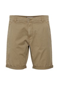 Pantaloni corti in cotone color khaki con chiusura a bottoni, passanti per cintura, tasche laterali e orli arrotolati.