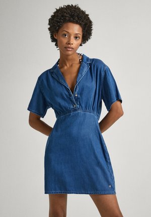 Abito in denim con colletto, maniche corte e vita aderente. Presenta una scollatura profonda, bottoni e un'etichetta con logo all'orlo.