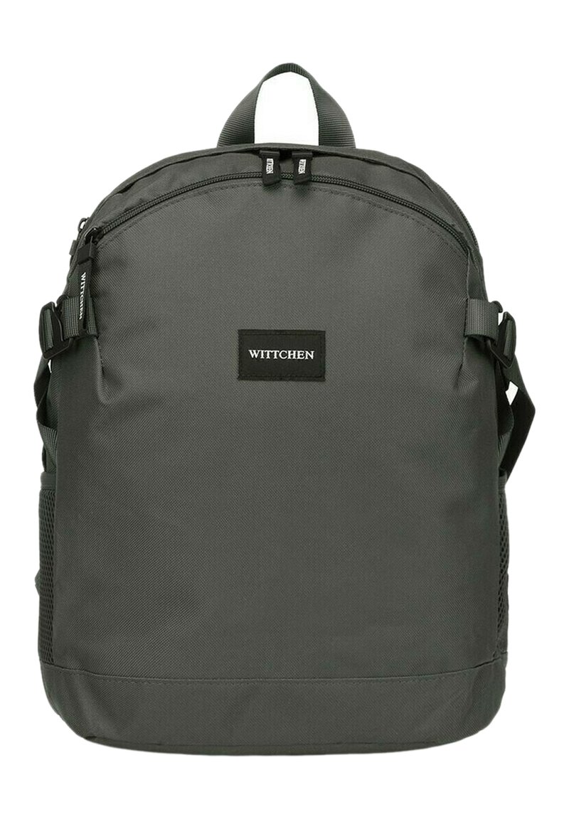Sac à dos gris foncé avec une texture lisse, équipé de bretelles ajustables, d'une poche zippée à l'avant et d'un patch logo noir. Poches latérales en maille incluses.