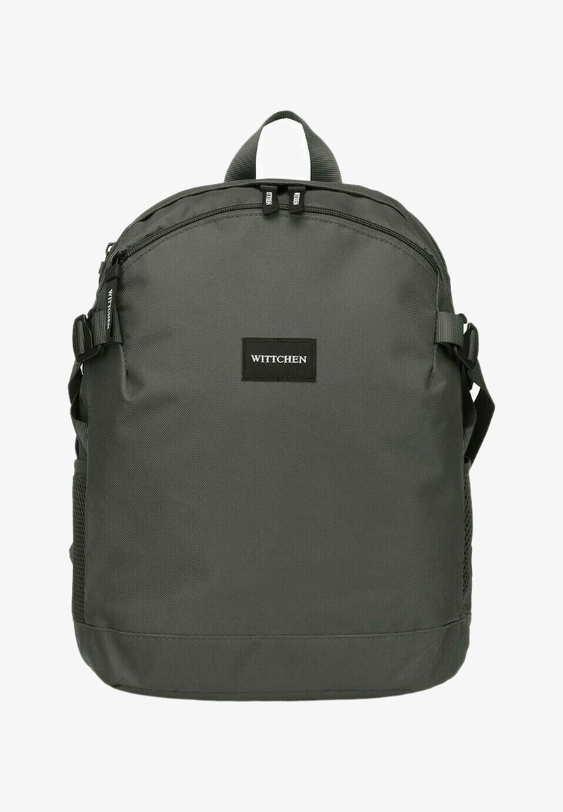 Zaino grigio scuro con una texture liscia, dotato di spallacci regolabili, tasca frontale con zip e un patch del logo nero. Inclusi anche taschini laterali in rete.