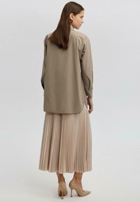 Touché Privé CONTRAST EMBROIDERED - Button-down blouse - beige