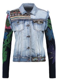 Jeansjacka med fransig krage, blommönstrade broderade ärmar och färgglada mönsterdetaljer på axlarna och midjan. Knäppning med knappar.