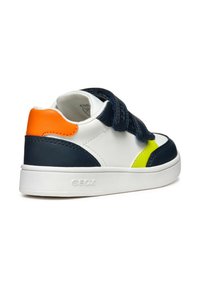 Sneaker bianco, navy e arancione con cinturini Velcro, suola in gomma e tomaia testurizzata con un accento neon. Marchio Geox sul lato.