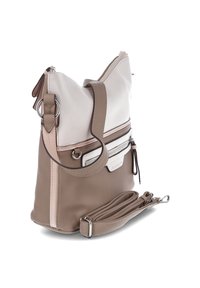 Bolso de piel en tonos beige y crema con un bolsillo frontal con cremallera, correa ajustable y detalles en metal plateado. Textura suave y diseño moderno.