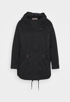 Parka noire à capuche avec fermeture éclair frontale, poche poitrine zippée, cordons de serrage réglables et deux poches à rabat au niveau des hanches.