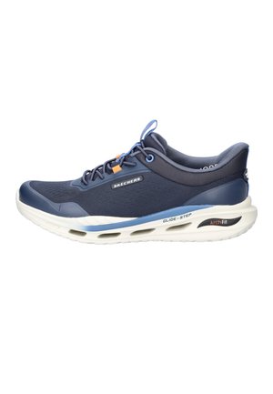 Zapatilla deportiva Skechers azul marino con suela blanca, cierre con cordones en la parte delantera, cuello acolchado y marca "Glide-Step Arch Fit" en el lateral.