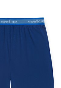 Marineblauwe lounge shorts met een zachte textuur, voorzien van een elastische tailleband met lichtblauwe accenten en de tekst "slopes & town" in het wit.
