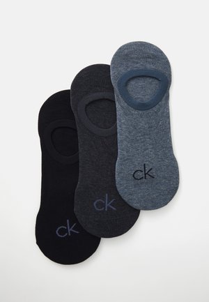 Tres pares de calcetines tobilleros en negro, gris oscuro y azul, con un tejido suave, aberturas circulares y el logo "ck" en el lado.