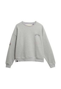 Sudadera gris de cuello redondo hecha de una tela suave, con puños y dobladillo acanalados, que presenta un logotipo de "SUPERDRY" en la parte delantera y una etiqueta en la manga.