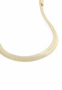 Guldtonad metallhalsband med en flexibel, chevronformad design och en slät, glänsande yta. Har ett säkert spänne för fastsättning.