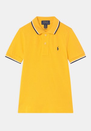 Gelbes kurzärmeliges Polohemd mit marineblau-weiß gestreiftem Kragen und Bündchen, Knopfleiste und kleinem navyfarbenem Ralph Lauren-Logo auf der Brust.