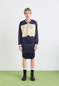Ellesse MAYA CROP - Pikkade varrukatega topp - dark grey