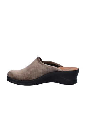 Beige suède instap schoenen met geperforeerd design, taps toelopende vorm, zwarte wigzool en een gladde binnenvoering.