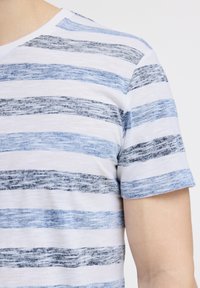 Stripet T-shirt med blå og grå vandrette striber på en hvid baggrund. Blødt stof, rund hals, korte ærmer.