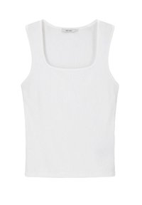 Witte, geribbelde tanktop met een vierkante halslijn en brede schouderbanden. Eenvoudig ontwerp, zachte textuur en rechte zoomafwerking. Geen extra details.