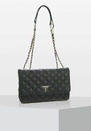 Schwarze, gesteppte Lederschultertasche mit silberner Kettenriemen und dreieckiger Guess-Logo-Plakette auf der Vorderklappe.