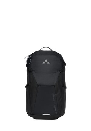 Schwarzer Vaude Trailcontrol 20+ Wanderrucksack mit Tragegriff oben, Reißverschlussfächern und reflektierendem Logo auf weißem Hintergrund.
