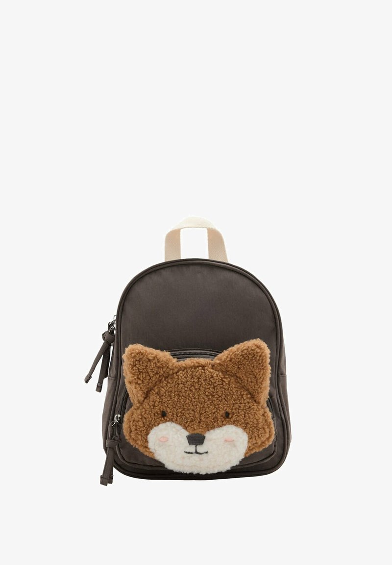 Petit sac à dos brun foncé avec un visage de renard duveteux sur la poche avant, poignée supérieure beige et tirettes latérales.