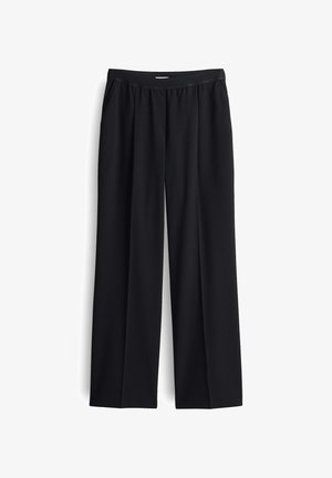 Pantaloni neri a gamba larga con vita elastica, dotati di due tasche laterali e una texture di tessuto leggera e morbida.