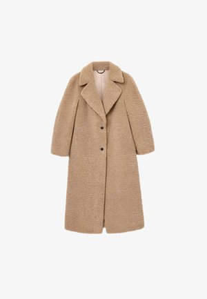 Abrigo teddy color camello con cuello de muesca, mangas largas y tres botones negros. Presenta una tela texturizada y suave en toda su superficie.