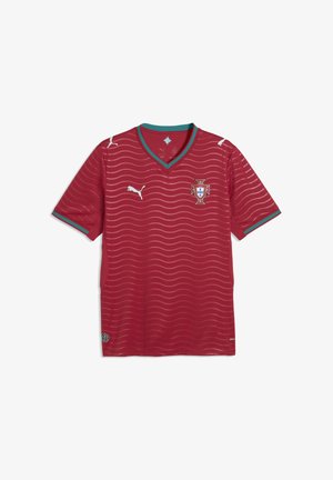 Rødt sportsjersey med bølgemønster, v-halsdesign, korte ermer, turkise detaljer, Puma-logo på venstre skulder, Portugals emblem på brystet.
