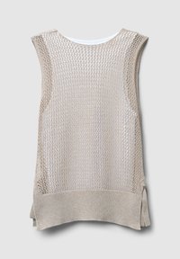 Top senza maniche in maglia di rete beige, sovrapposto a tessuto bianco, con orlo a coste solidi e spacchi laterali, su uno sfondo semplice.