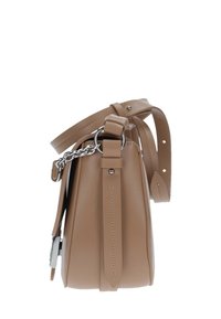 Borsa a mano in pelle beige con forma strutturata, tracolla regolabile e dettaglio della catena in tonalità argento su un lato. Texture liscia, design minimalista.