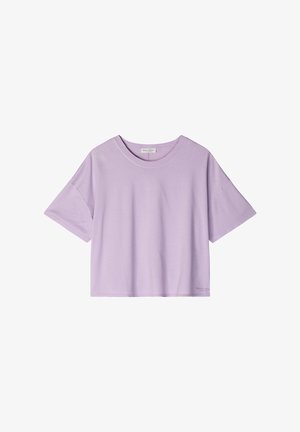 Levanduľové krátke tričko s okrúhlym výstrihom, voľným strihom a jemnou značkovou nášivkou pri spodnom okraji, na bielom pozadí.