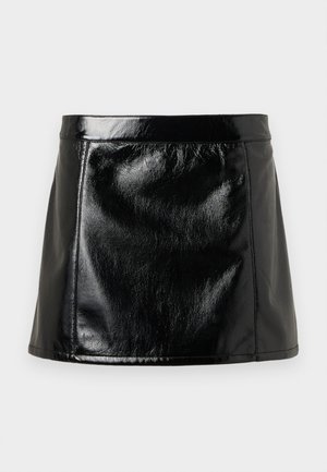 Zwarte leren minirok met een glanzende afwerking, met een aansluitende taille, rechte snit en minimale naden voor een strakke uitstraling.