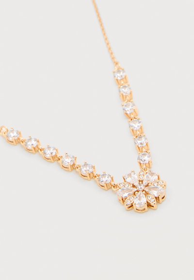 Κολιέ με χρυσή αλυσίδα και διαφανείς στρογγυλές πολύτιμες πέτρες, με ένα λεπτομερές μενταγιόν σε σχήμα λουλουδιού από διάφορες κομμένες διαφανείς πέτρες.