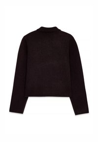 Melna adīta džemperis ar saīsinātu garumu un garām piedurknēm. Iezīmēts ar salocītu apkakli un ar teksturētu auduma apdari.