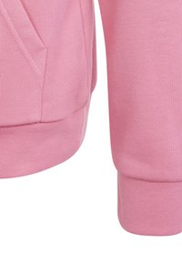 Sudadera rosa con textura de canalé, bolsillo canguro y puños ajustados. Tejido suave con un acabado liso.
