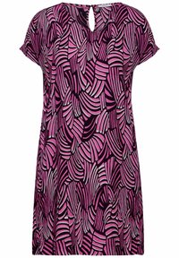 Lila Bluse mit einem Blattmuster in Pink und Weiß. Sie hat einen Schlüsselhalshalsausschnitt und kurze Ärmel und besteht aus einem weichen, leichten Stoff.
