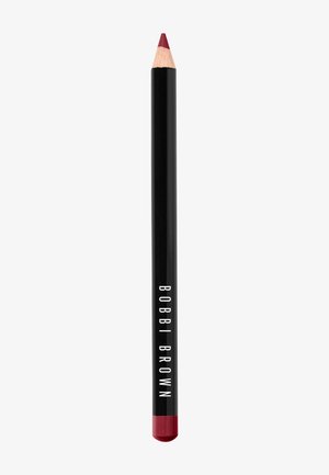 Läppenn med en svart cylindrisk kropp och en röd spets, märkt "BOBBI BROWN" i vitt. Pennan har en träig spets för exakt applicering.