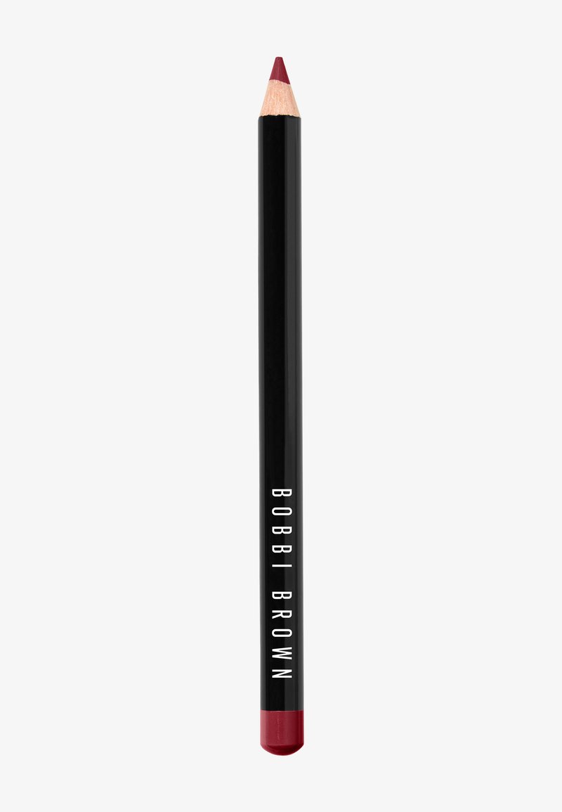 Lippotlood met een zwarte cilindervormige behuizing en een rode punt, gemarkeerd met "BOBBI BROWN" in het wit. Het potlood heeft een houten scherpe punt voor een nauwkeurige applicatie.