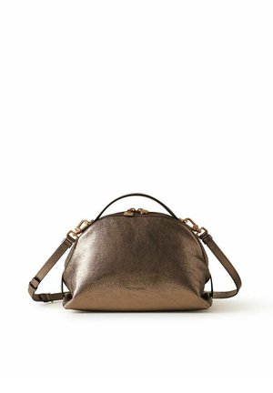 Sac à main en cuir bronze métallique avec un haut incurvé, fermeture à double fermeture éclair, poignée courte et bandoulière réglable sur fond blanc.
