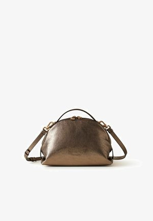 Sac à main en cuir bronze métallique avec un haut incurvé, fermeture à double fermeture éclair, poignée courte et bandoulière réglable sur fond blanc.