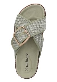 Sandal con suola a scivolo verde intrecciata, con una fascia spessa, fibbia rettangolare in oro, soletta simile alla suede e suola testurizzata.