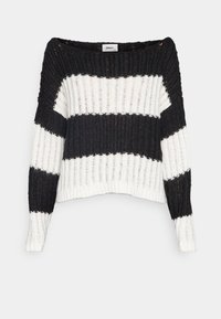 Pull en maille rayé noir et blanc avec une texture côtelée, design oversize à épaules dénudées et manches longues. Étiquette "ONLY" à l'intérieur.
