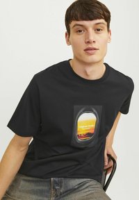 Jack & Jones JORVESTERBRO PICTURE CREW NECK - Nyomott mintás póló - black