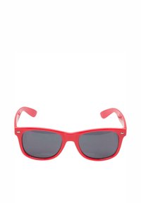 Ochelari de soare din plastic roșu, cu un cadru dreptunghiular și lentile închise la culoare. Bratele sunt, de asemenea, roșii, având o textură netedă și detalii minime.