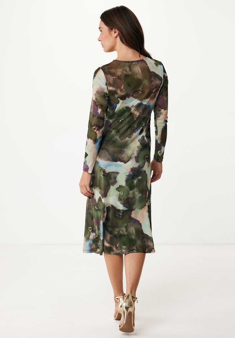 Langärmliges Kleid mit einem fließenden, mehrfarbigen Blumenmuster in Grün- und Brauntönen. Leichter Stoff, midi-länge und eine lockere Passform.