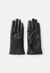 Par de guantes de cuero negros, uno mostrando un patrón de diamantes acolchado en la parte trasera, mientras que el otro presenta un lado de palma suave, plano sobre un fondo blanco.