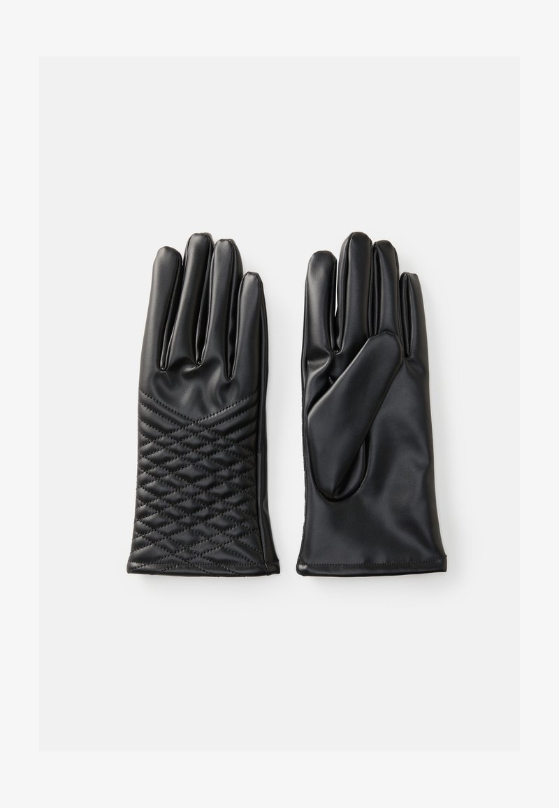Par de guantes de cuero negros, uno mostrando un patrón de diamantes acolchado en la parte trasera, mientras que el otro presenta un lado de palma suave, plano sobre un fondo blanco.