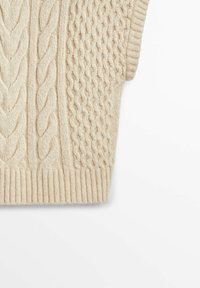 Krämfärgad kabelstickad tröja med strukturerade mönster, ribbad nederkant och korta ärmar; tillverkad av mjukt, varmt stickat tyg.